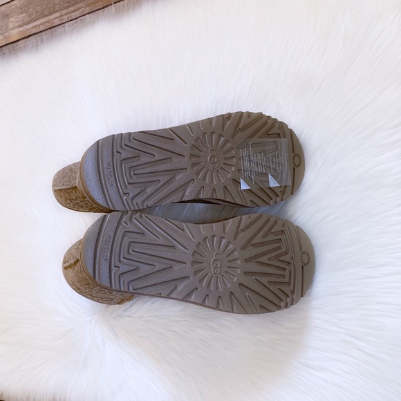 UGG Classic Short Snow Leopard Amphora Boots - Picture 8 of 8